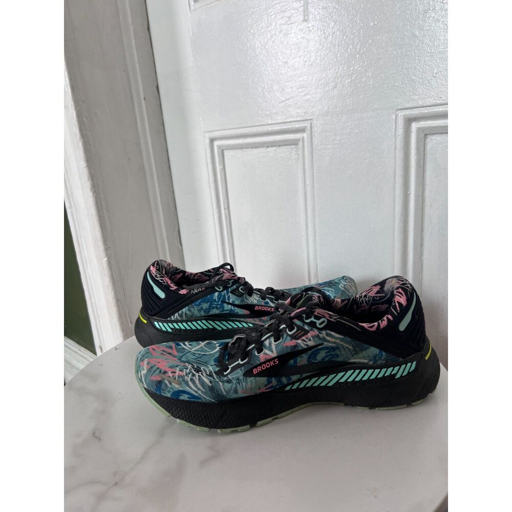 Brooks Adrenaline GTS 22 Women 8.5 Graffiti Multicolor Running Athletic Sneakers